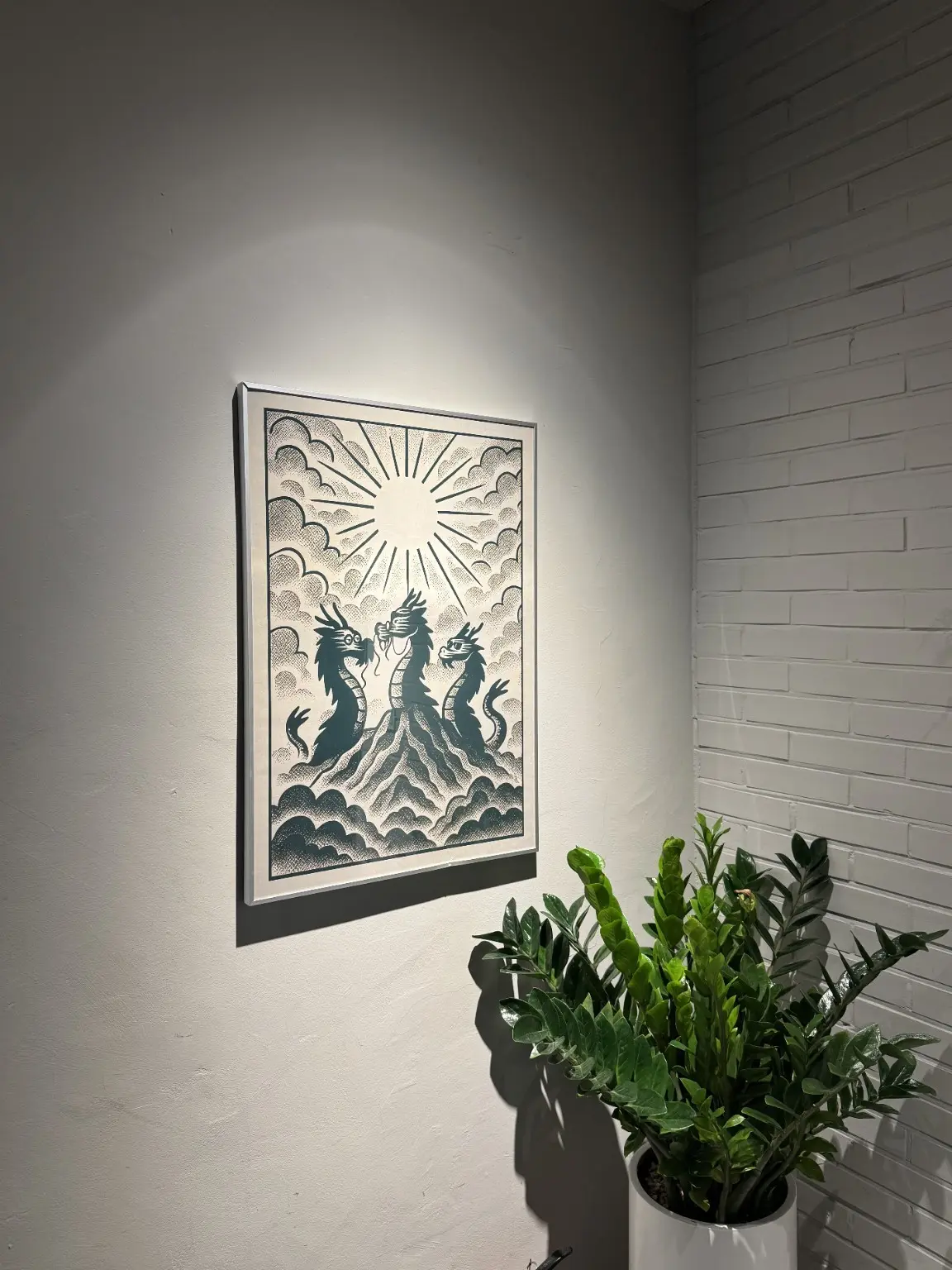 용 그림 작품과 식물이 놓인 매장 벽면